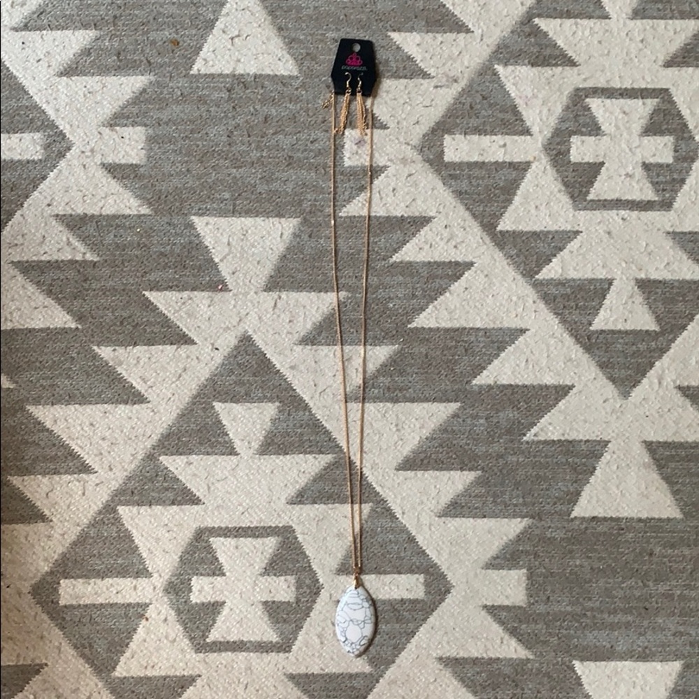 Long howlite stone necklace with earrings